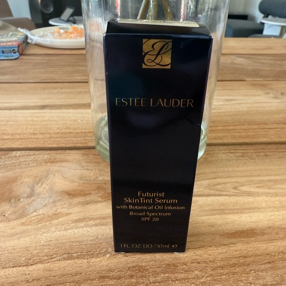 Estee Lauder Futurist SkinTint Serum - 0N1 Alabaster - Picture 5 of 7